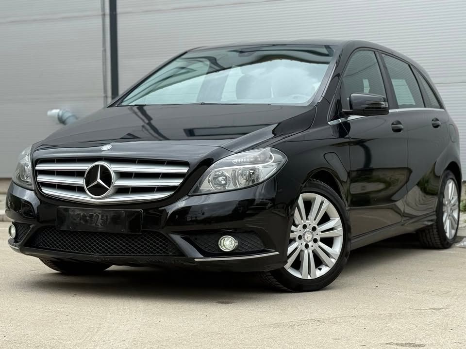 Mercedes-Benz B180 2014